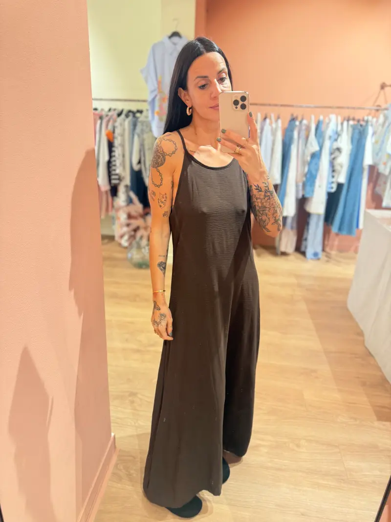 Abito essenziale marrone
