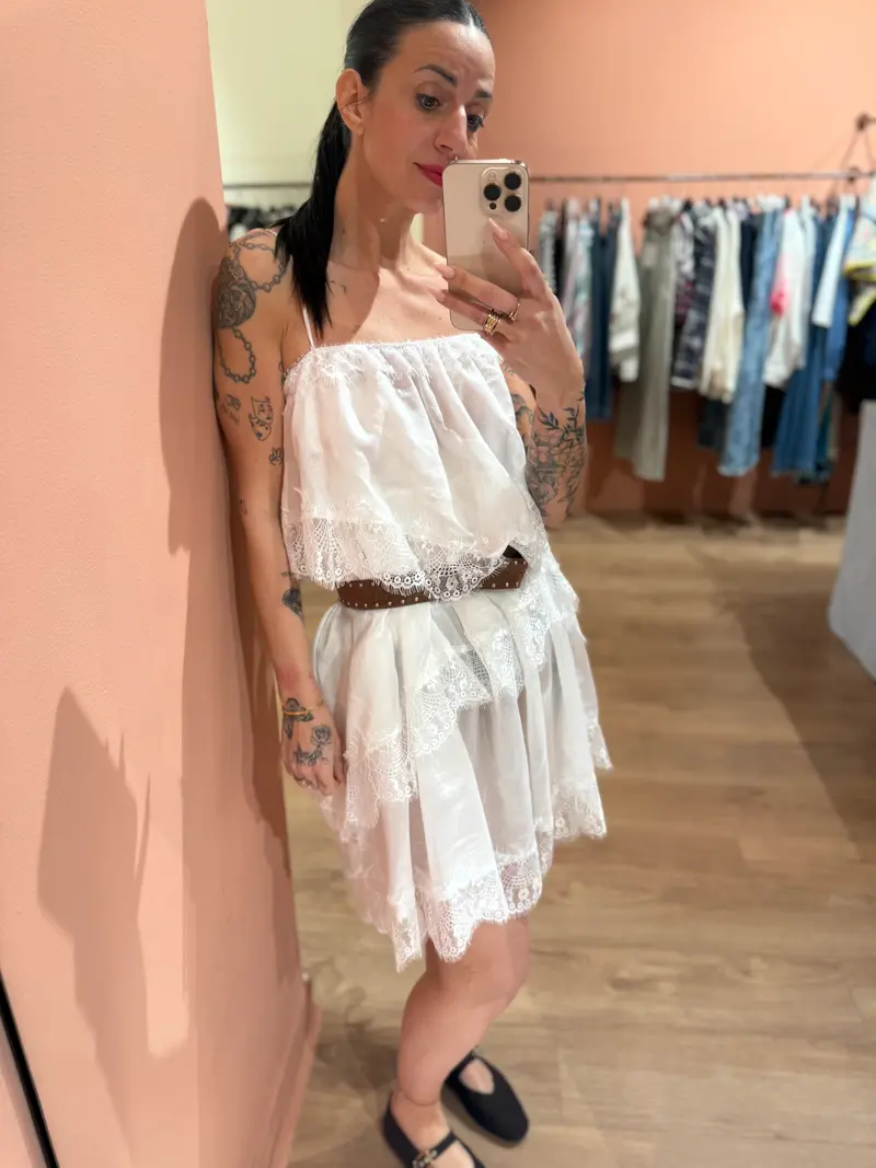Abito in pizzo con balza