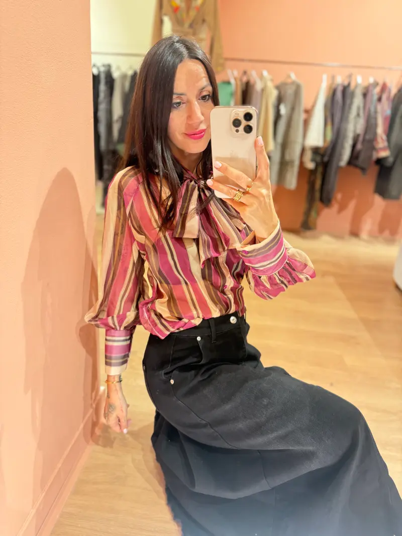 Blusa a righe con fiocco