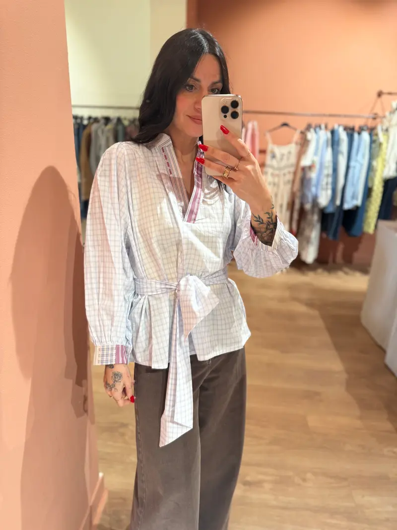 Blusa con cintura in vita