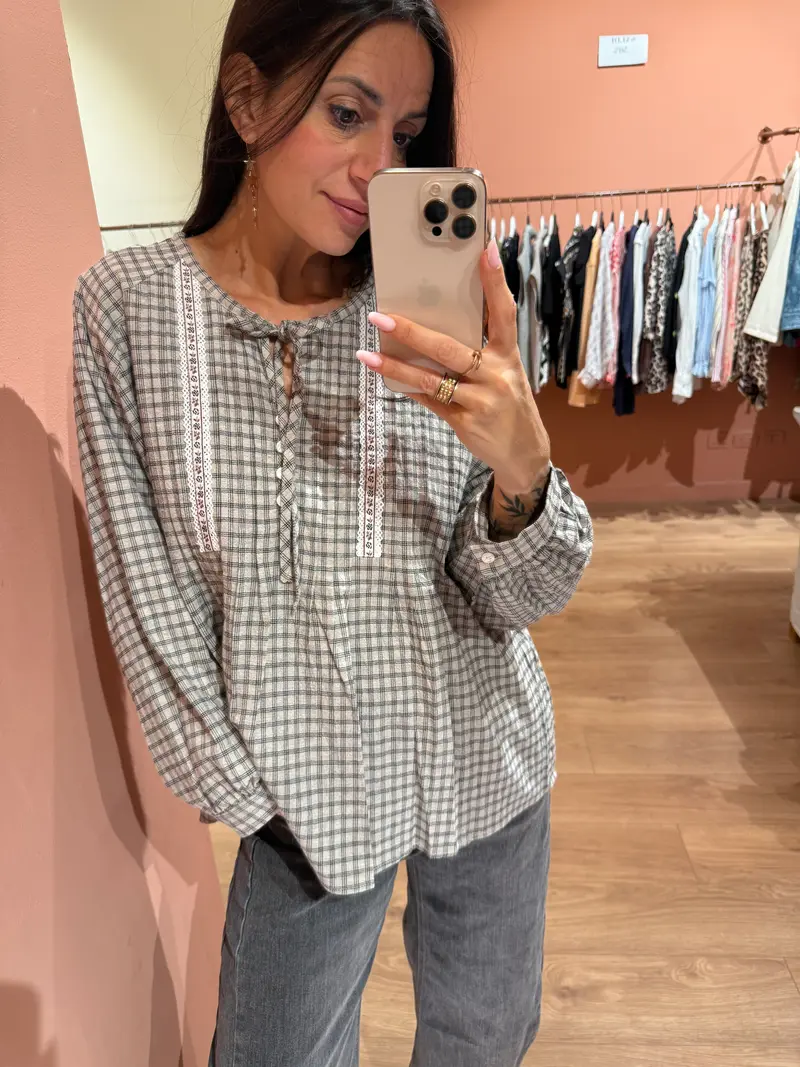 Blusa con dettagli ricamati white