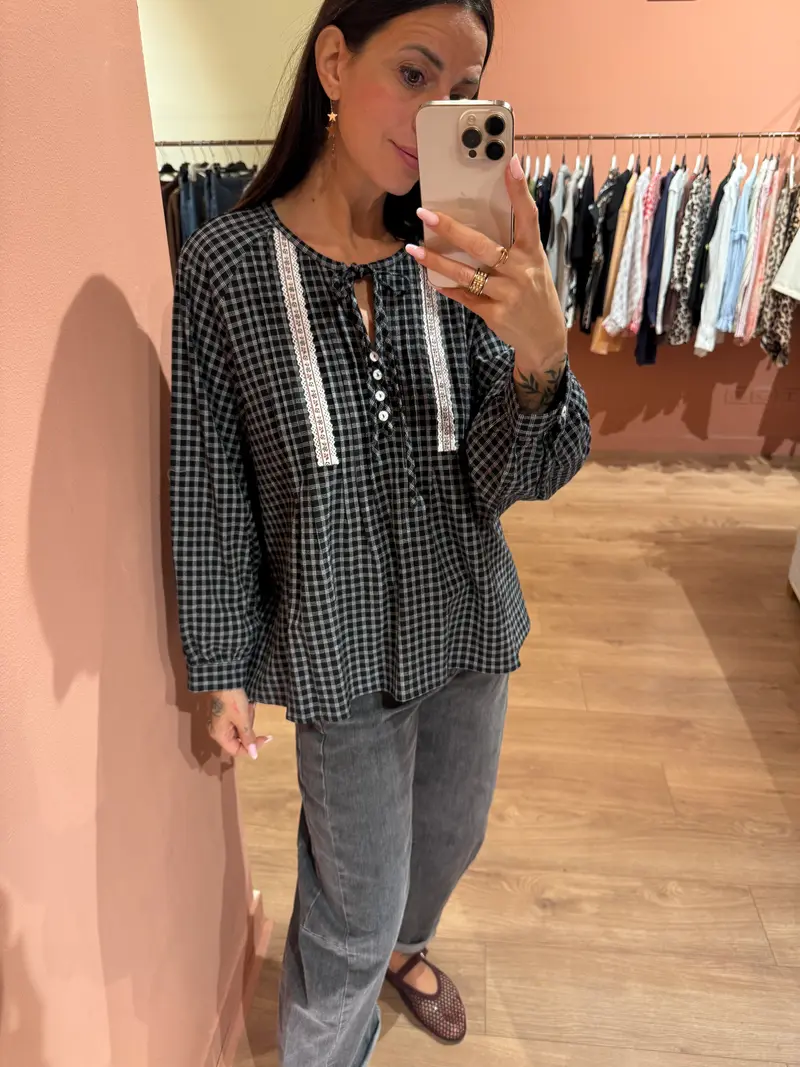 Blusa con dettagli ricamati