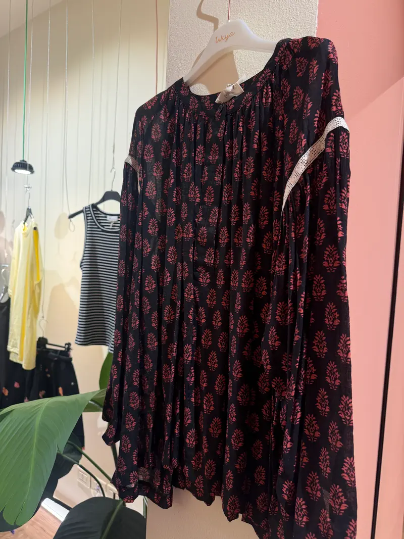 Blusa fantasia floreale nero e mattone
