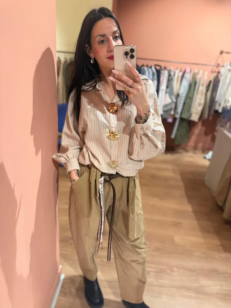 Camicia con spille