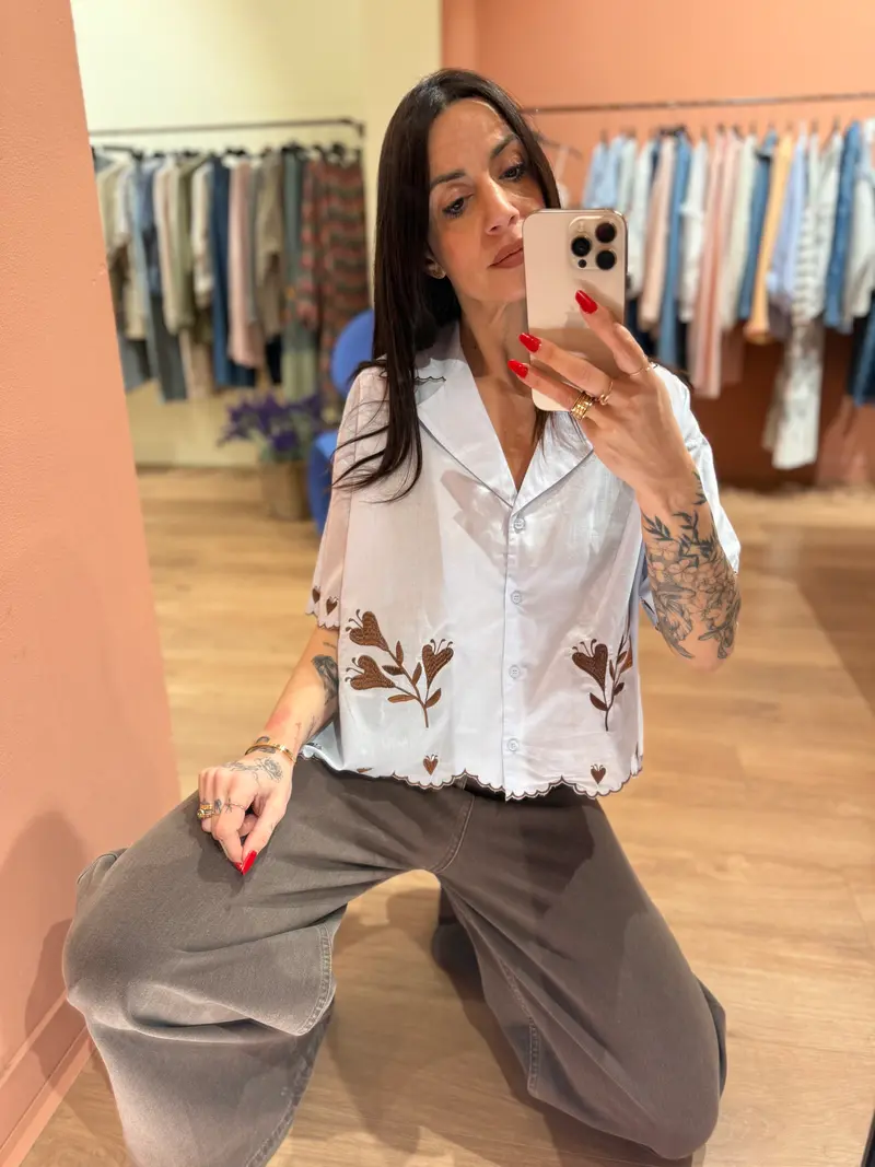 Camicia ricamata con profili smerlati