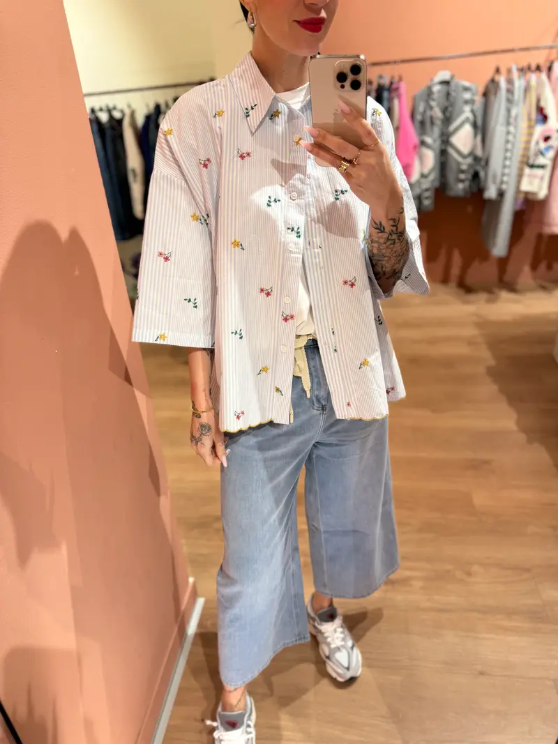 Camicia ricami floreali azzurra