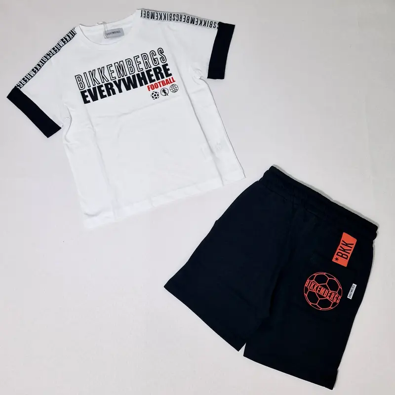 Completo bambino corto con T-shirt bianca con logo