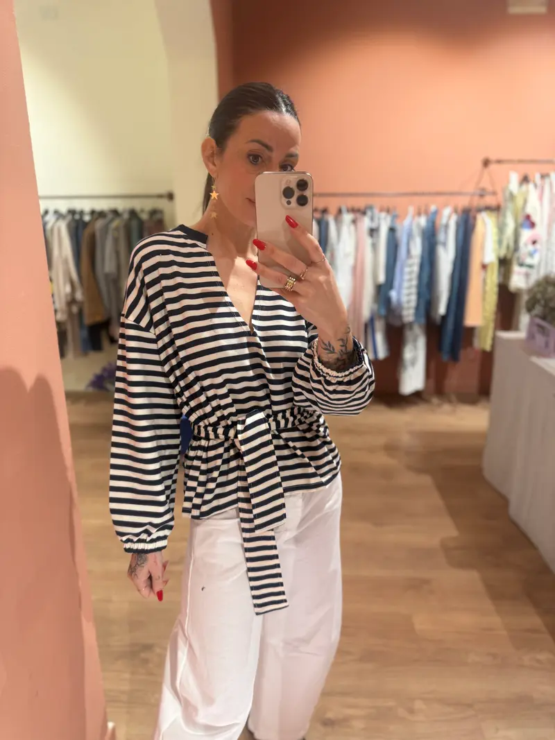 Felpa a righe scollo a V con cintura blu