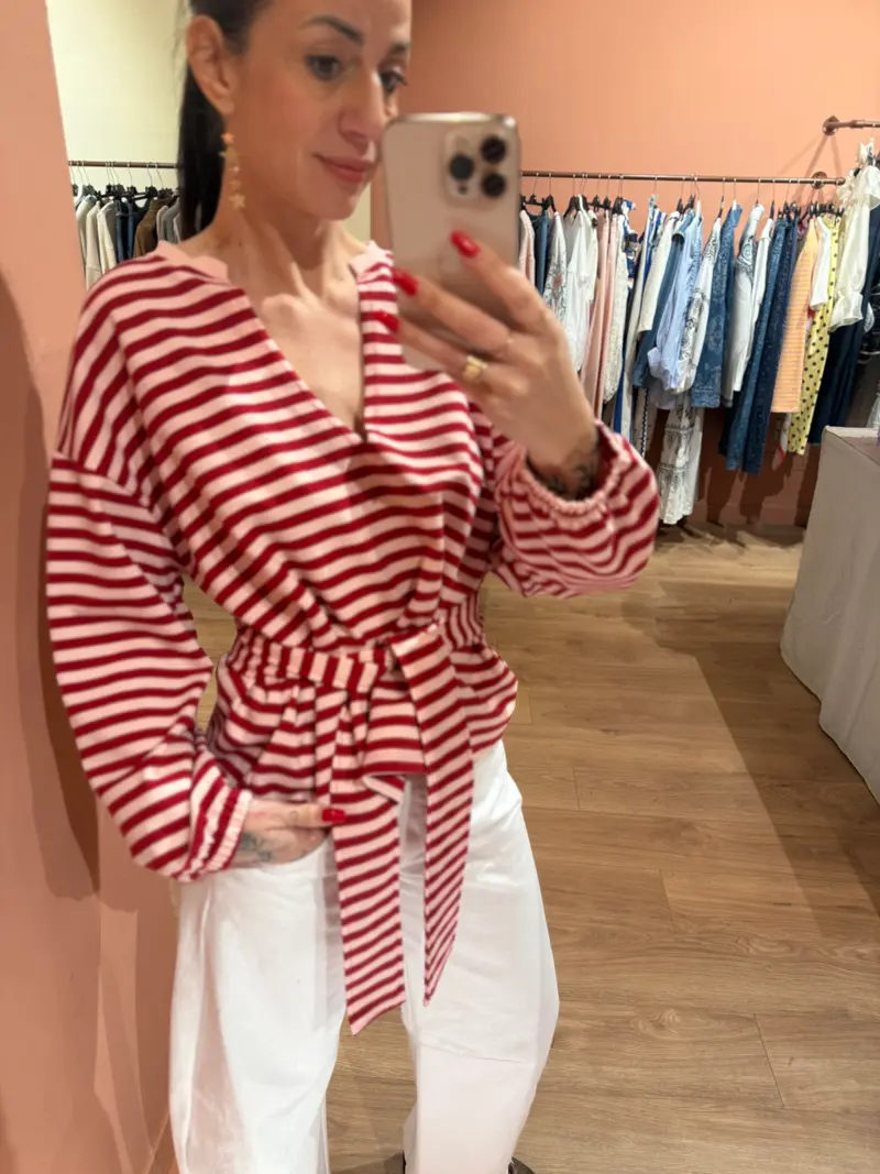 Felpa a righe scollo a V con cintura