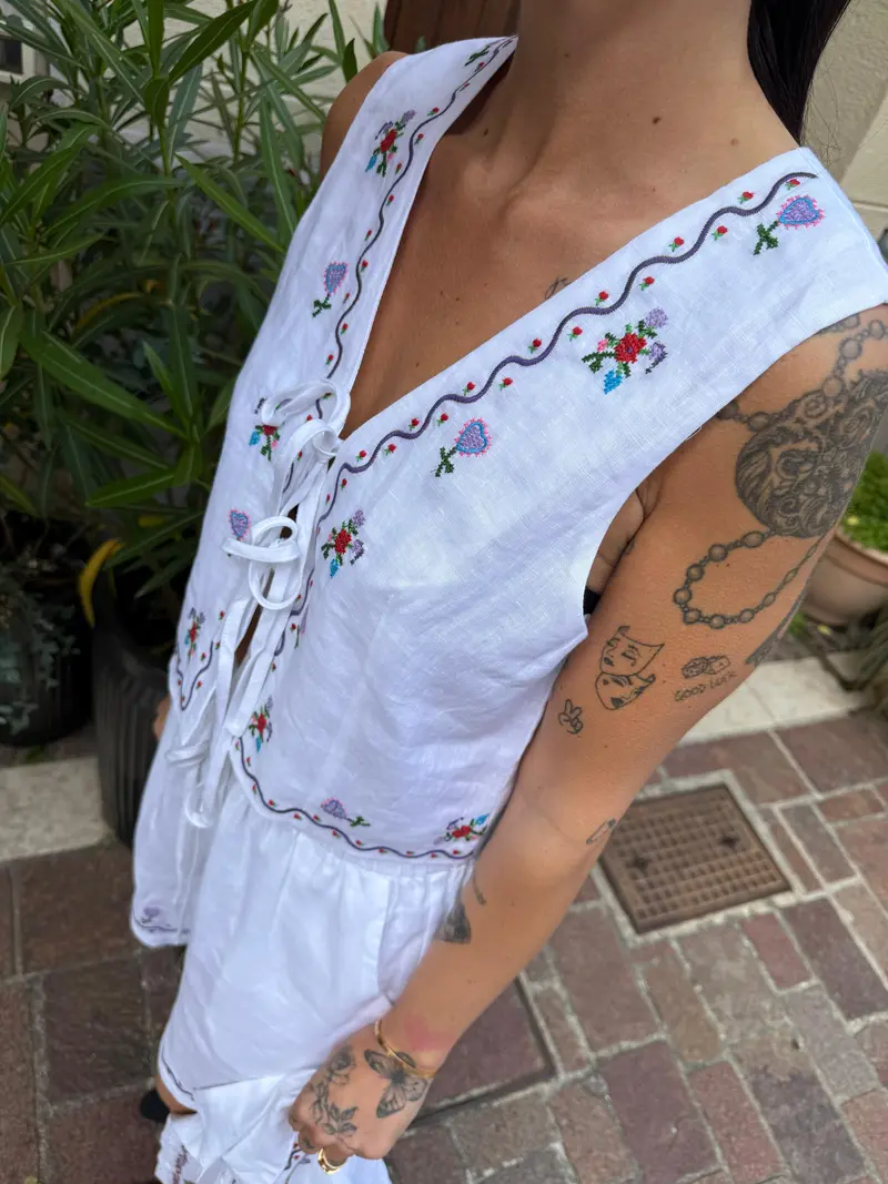 Gilet in lino ricamato