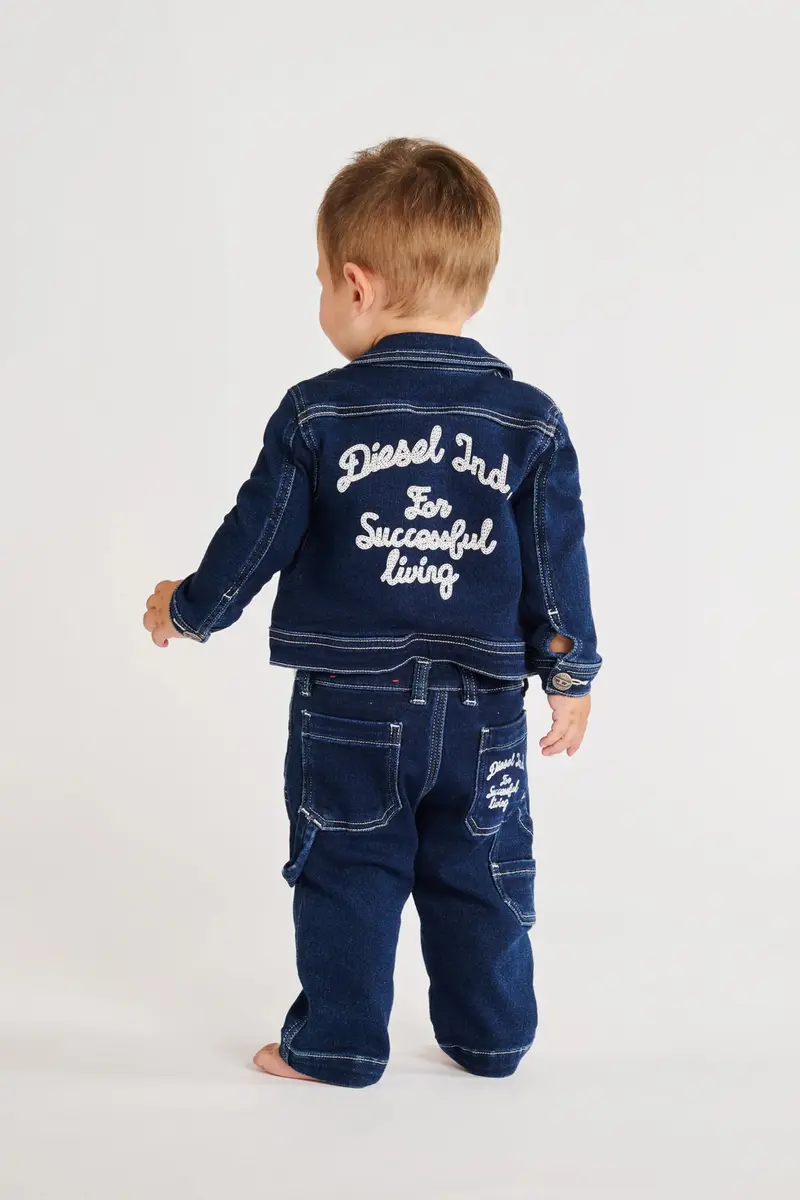 JEANS BLU SCURO CON LOGO SUL RETRO IN RICAMO BIANCO DIESEL
