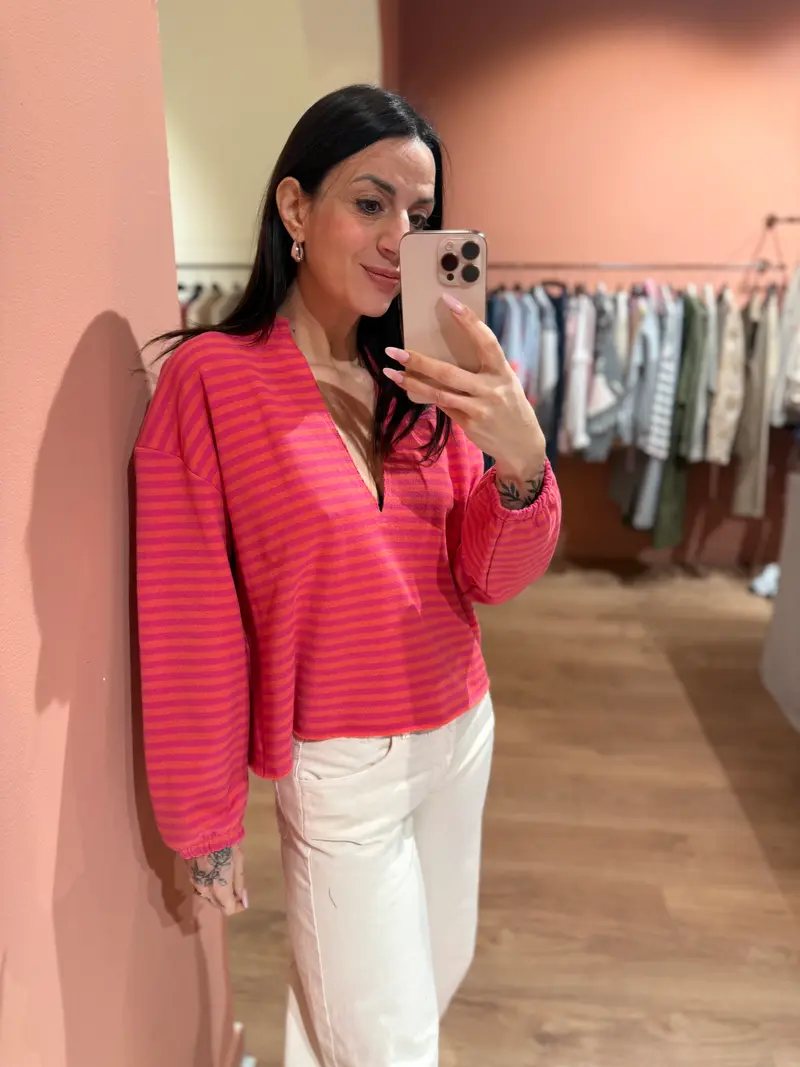 Maglia rigata scollo a V