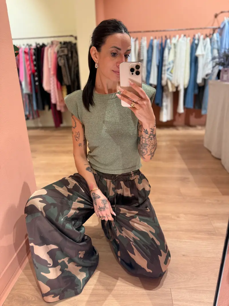 Maglia smanicata con spalla strutturata