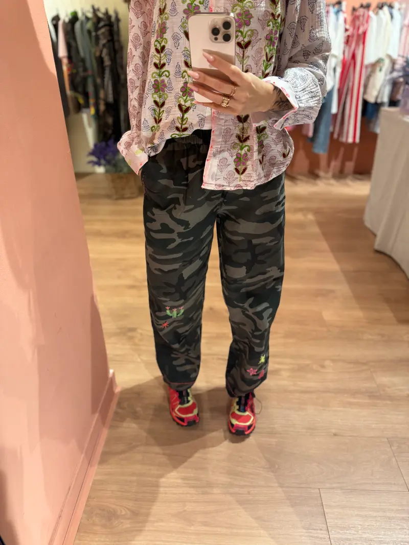 Pantalone camouflage con ricami