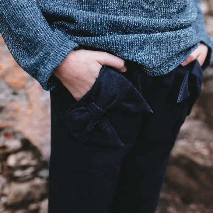 PANTALONE CON FIOCCHI
