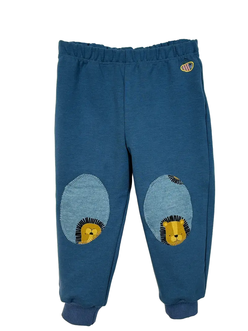 Pantalone lungo in cotone biologico felpato con toppe – Colore Blu con toppe con leoni