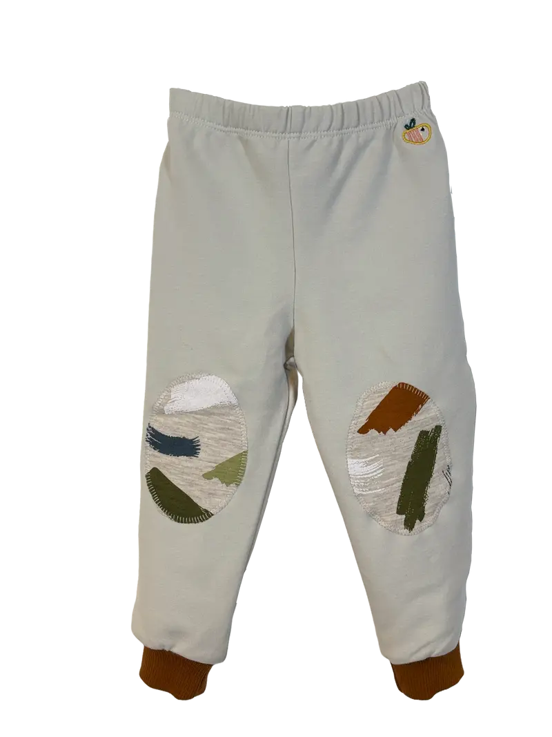Pantalone lungo in cotone biologico felpato con toppe – Colore Grigio chiaro con toppe con pennellate