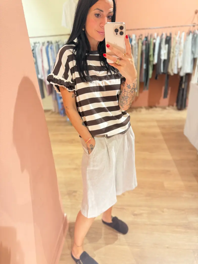 T-shirt a righe con volant spalla