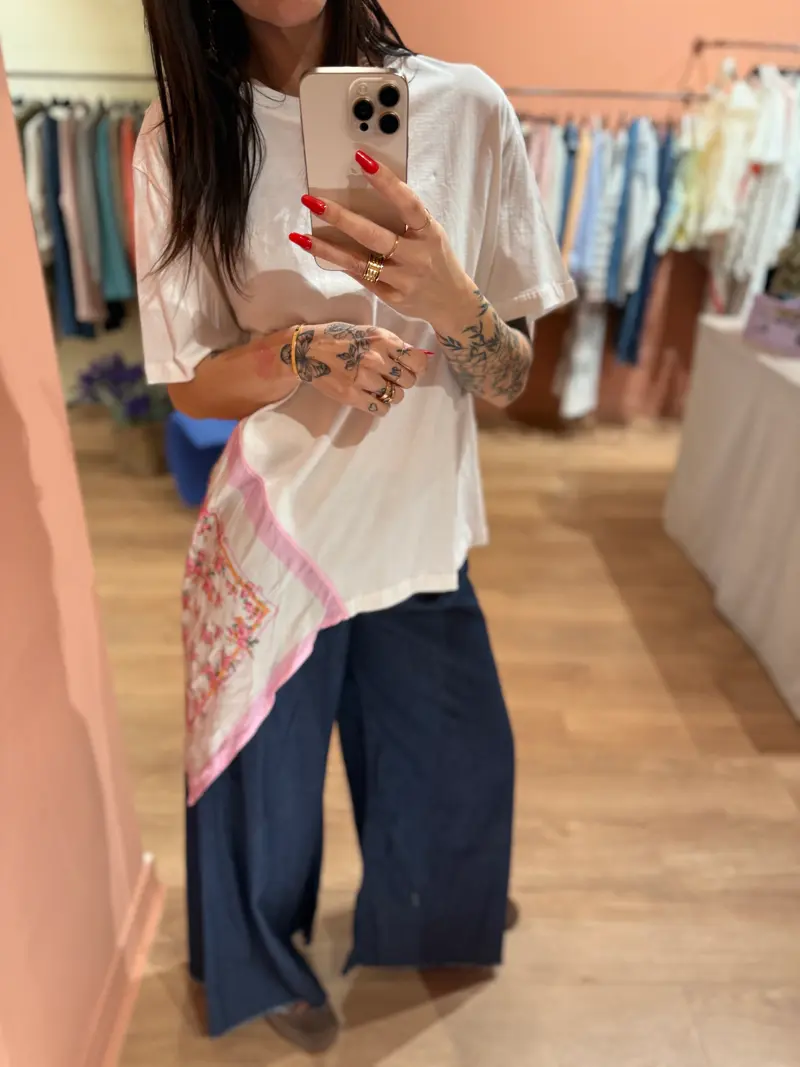 T Shirt bianca con inserto foulard rosa