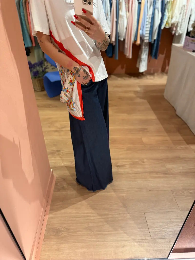 T Shirt bianca con inserto foulard rosso