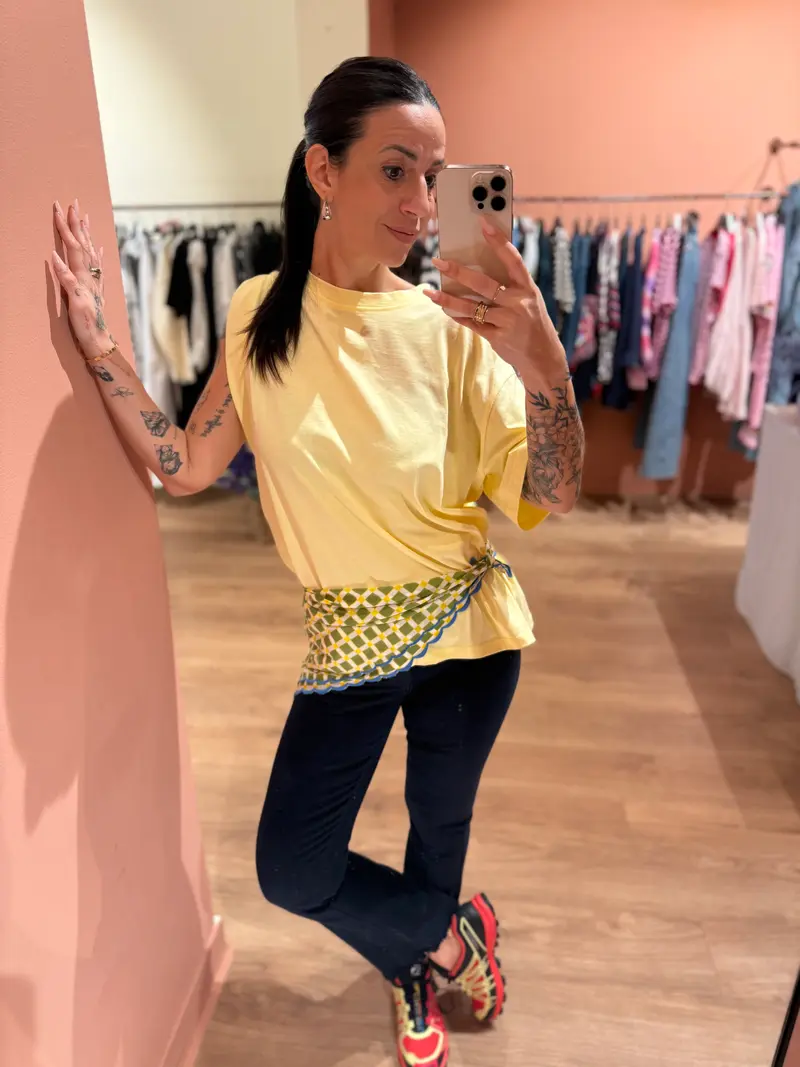 T shirt over giallo