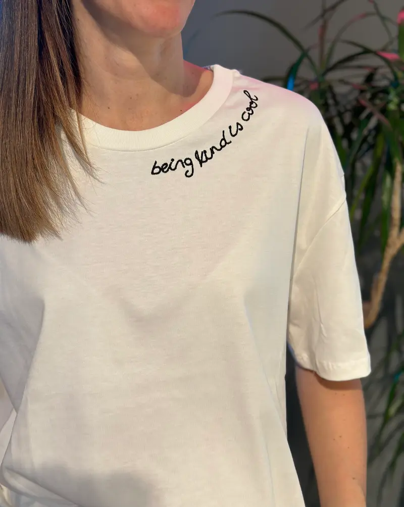T-shirt ricamata