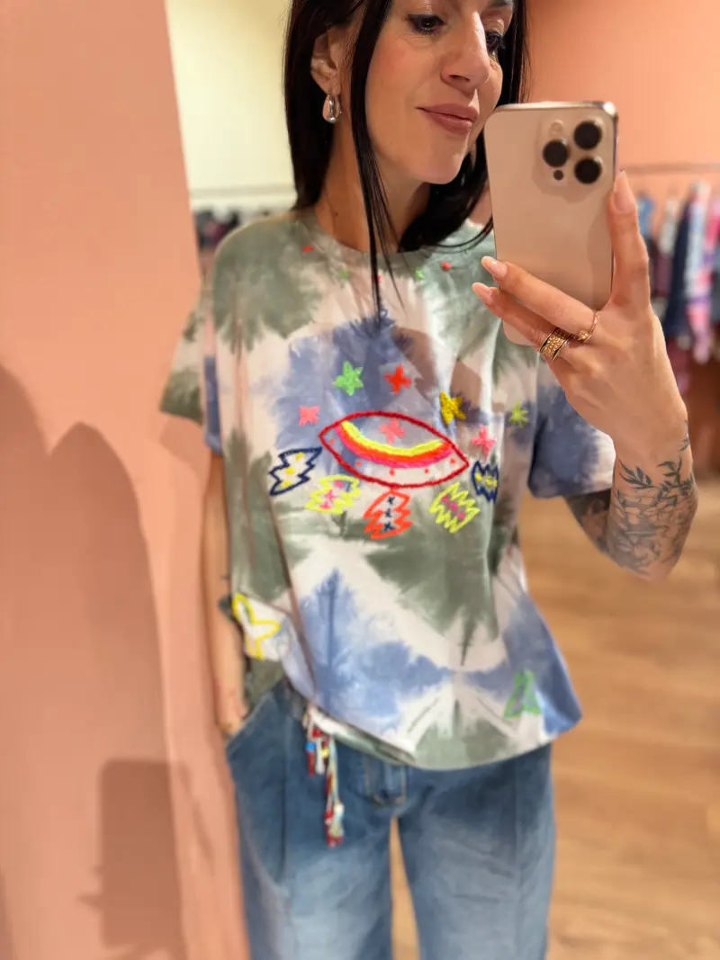 T-shirt tie-dye con ricami multicolor