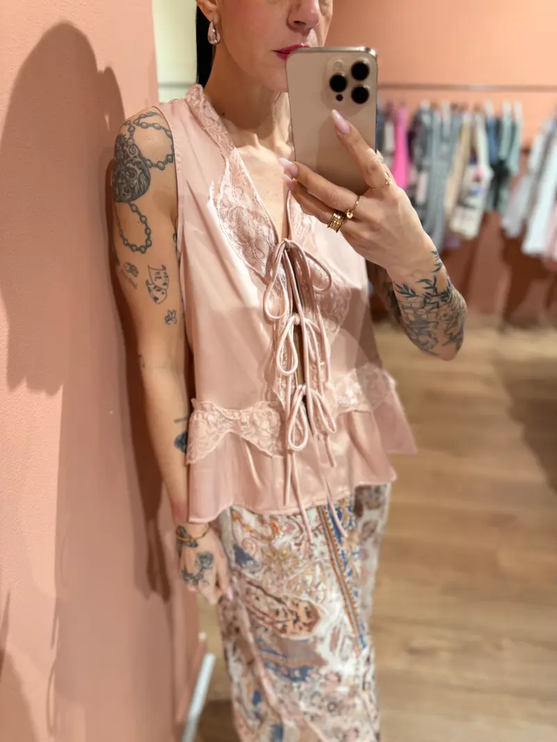 Top con laccetti rosa